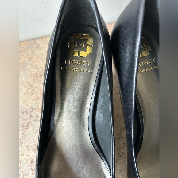 Monet Designed in Italy Black Leather Pumps in like new condition size 6 - Picture 3 of 7